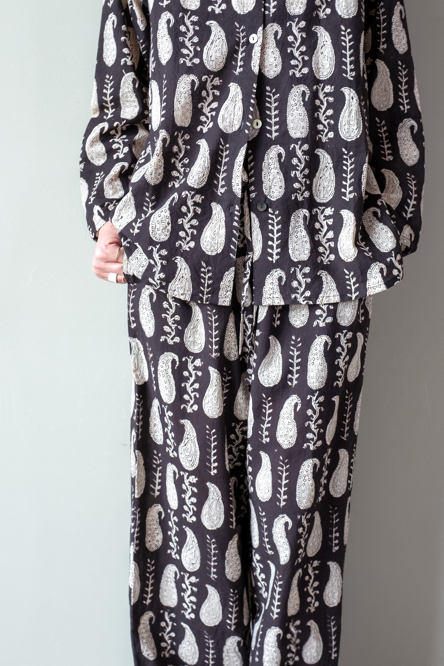 blockprint setup wear(black/paisley)