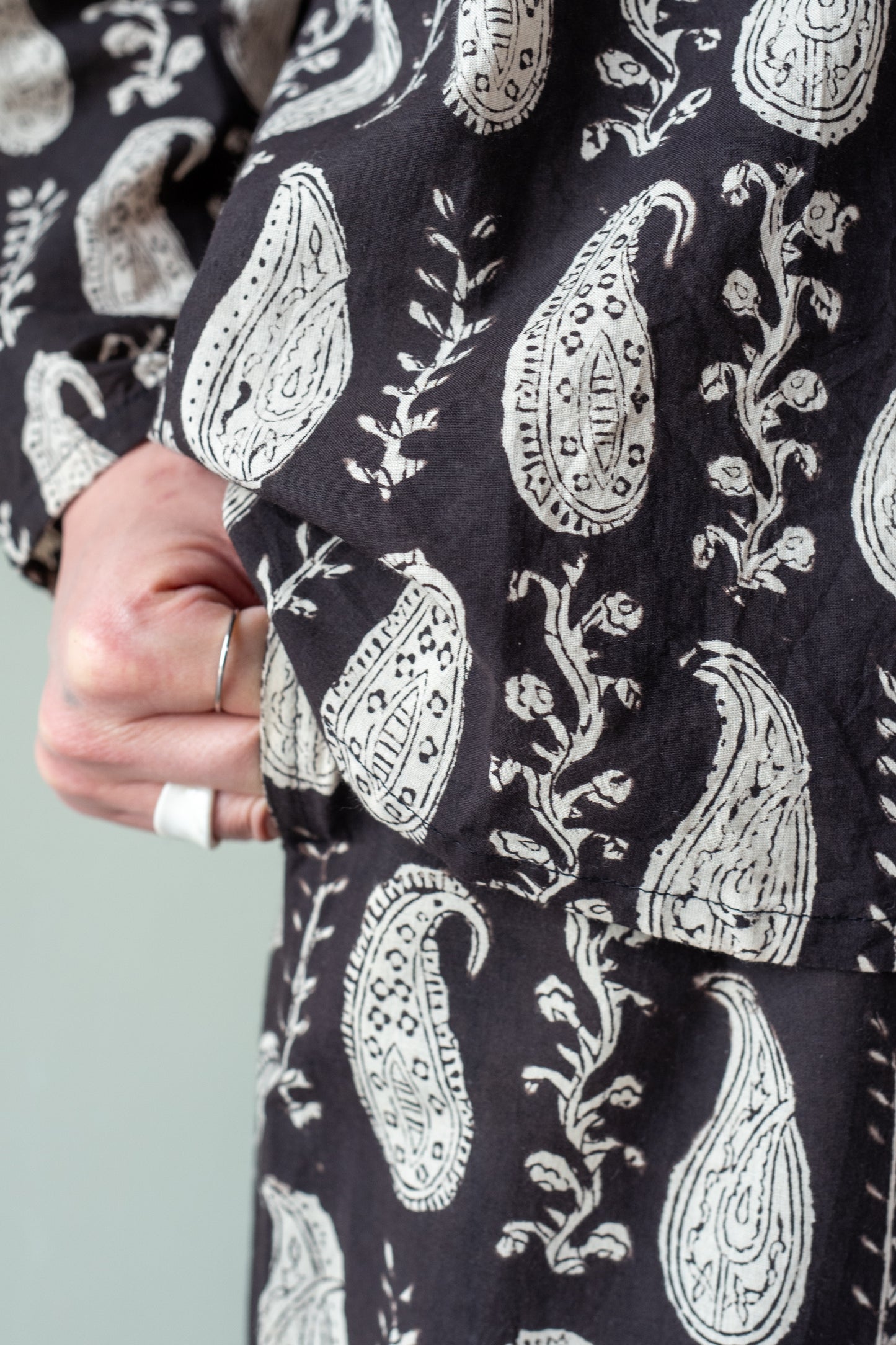 blockprint setup wear(black/paisley)