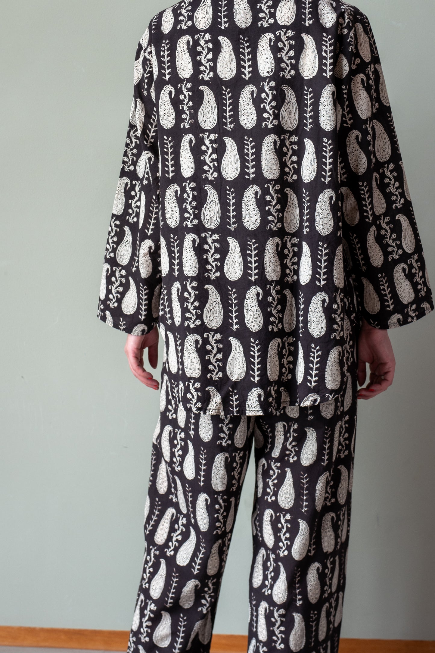 blockprint setup wear(black/paisley)