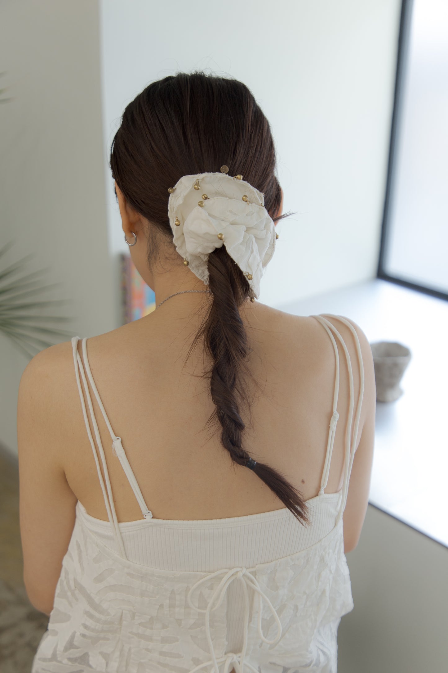 Hand cutwork scrunchie(white)