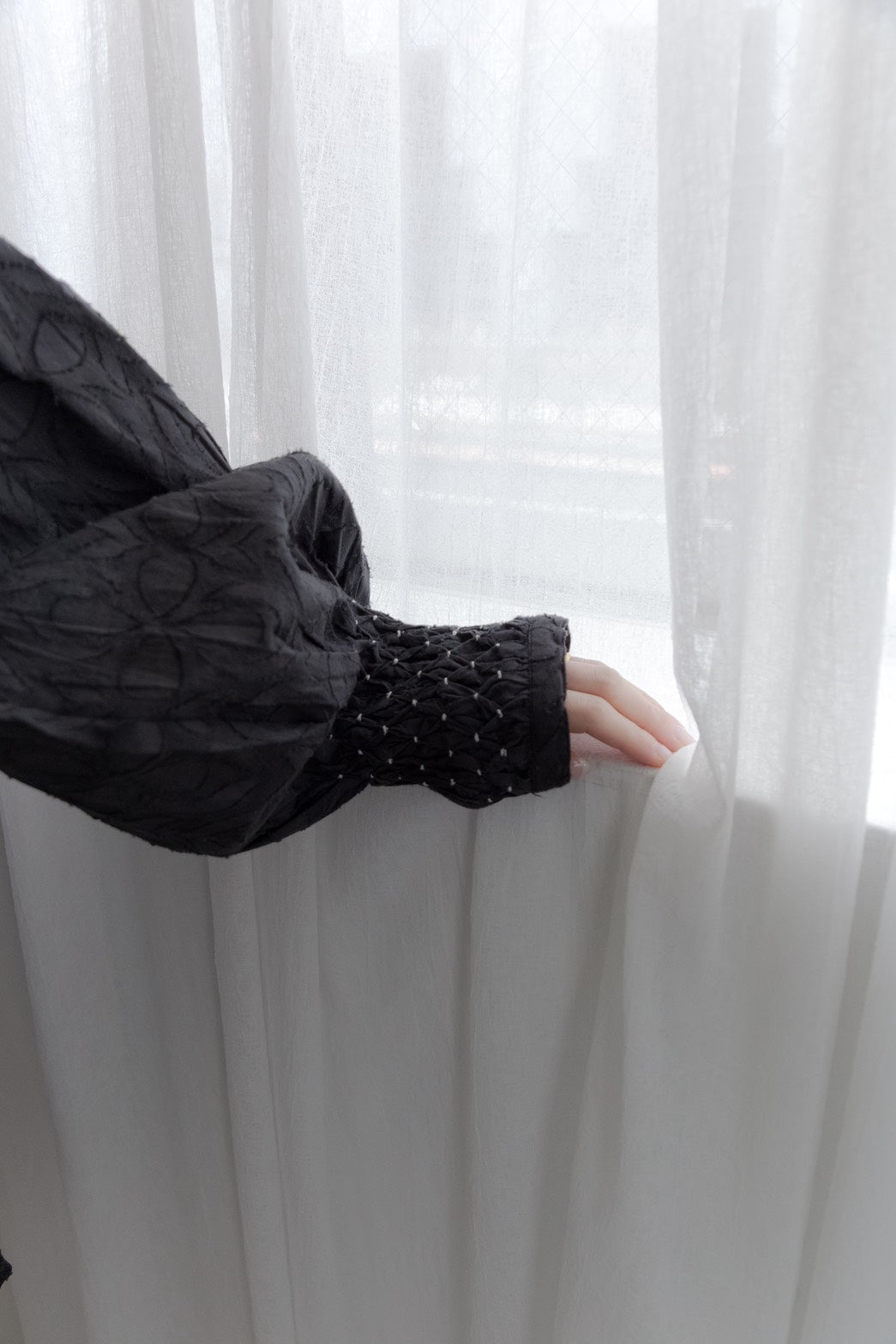 Hand smoking blouse（black）