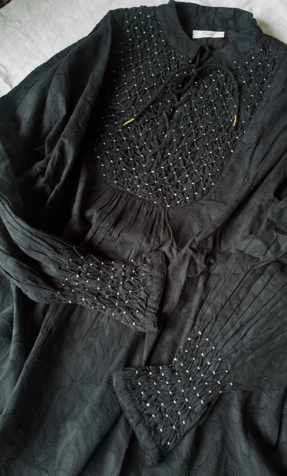 Hand smoking blouse（black）